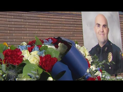 &#039;Tragic day&#039; | Memorial growing in honor of Carrollton officer killed in crash